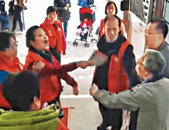■陳家珮助選團日前拉票被阻，爆粗指罵街坊。互聯網