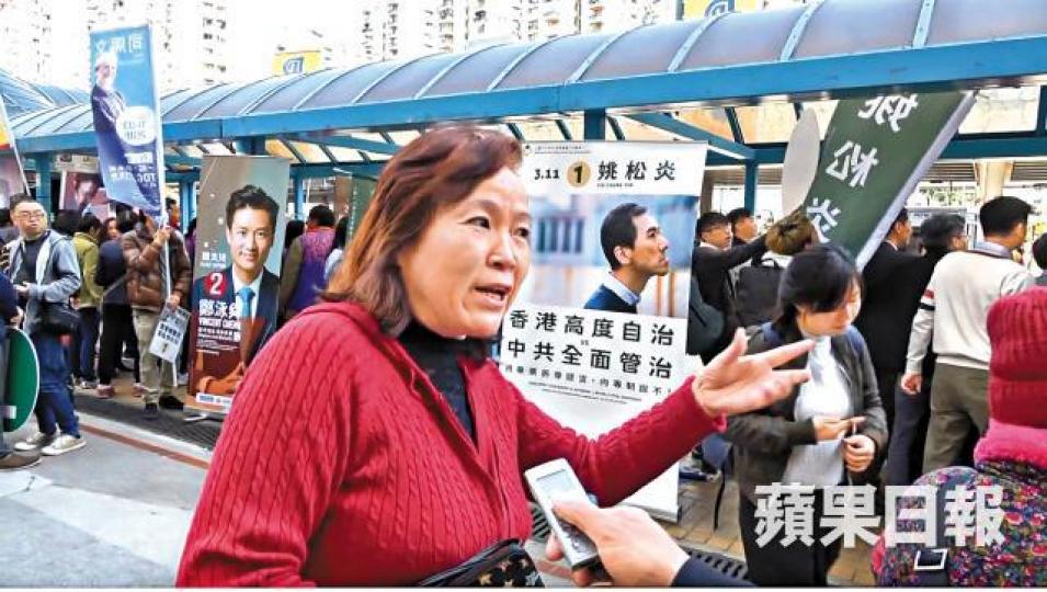 ■十多歲由內地來港的符小姐批評政府DQ無理。 ■十多歲由內地來港的符小姐批評政府DQ無理。
