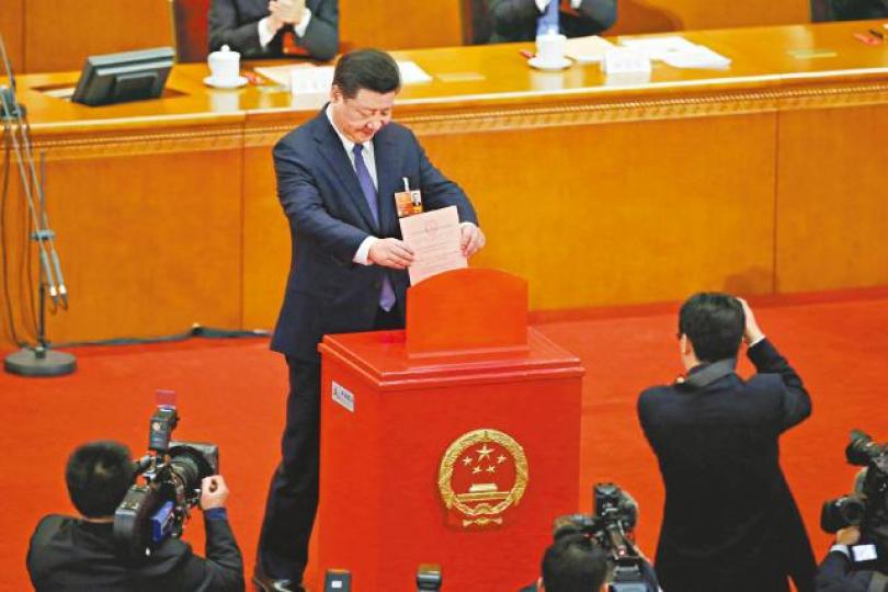 ■習近平昨帶頭投票表決憲法修正案，將令他到2023年仍可再連任國家主席。　路透社■毛澤東前秘書李銳■修憲表決採用不記名投票方式，表決票上印有漢文和7種少數民族文字。美聯社