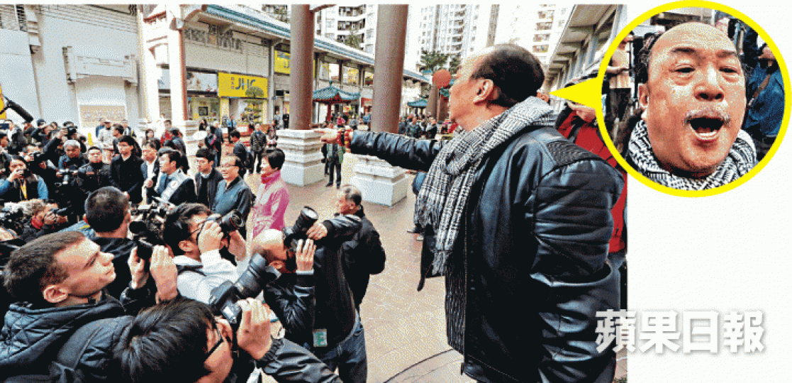 ■區諾軒受訪期間,「同心護港」召集人曹達明不斷指罵騷擾。李家皓攝■區諾軒昨晚最後衝刺,為選舉拉票。■區諾軒獲多名民主派重量級人馬站台,乘露天巴士四出拉票。李家皓攝 ■區諾軒受訪期間,「同心護港」召集人曹達明不斷指罵騷擾。李家皓攝■區諾軒昨晚最後衝刺,為選舉拉票。■區諾軒獲多名民主派重量級人馬站台,乘露天巴士四出拉票。李家皓攝