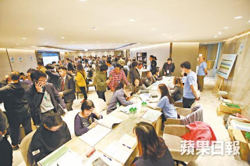 ■Malibu於周末兩日推出的750伙，極速沽售，售樓處人頭湧湧。晉平安攝