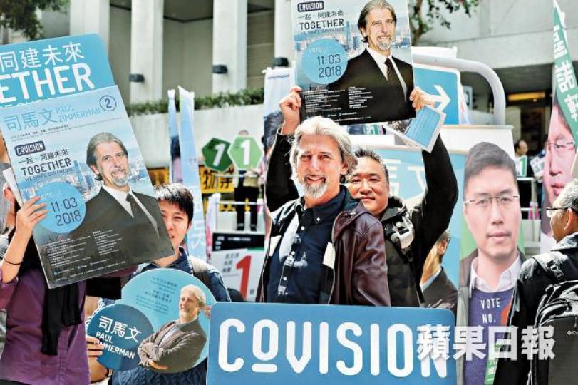 ■司馬文昨早落區拉票,呼籲支持者用手中一票守衞香港核心價值。李家皓攝 ■司馬文昨早落區拉票,呼籲支持者用手中一票守衞香港核心價值。李家皓攝