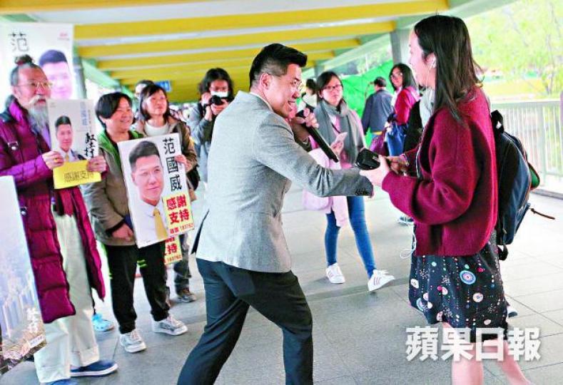■范國威重返議會,昨到大圍謝票,與市民握手。■新同盟等一眾泛民昨凌晨在點票中心高呼早前政府DQ議員可恥。夏家朗攝 ■范國威重返議會,昨到大圍謝票,與市民握手。■新同盟等一眾泛民昨凌晨在點票中心高呼早前政府DQ議員可恥。夏家朗攝
