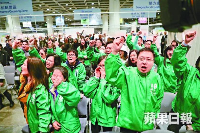 ■區諾軒代周庭出戰補選,其競選團隊大部份是眾志成員。■陳家珮(右)選後在葉劉淑儀陪同下接受訪問,其間一度落淚。 ■區諾軒代周庭出戰補選,其競選團隊大部份是眾志成員。■陳家珮(右)選後在葉劉淑儀陪同下接受訪問,其間一度落淚。
