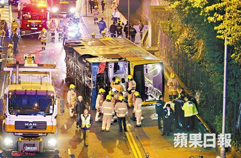 ■涉事681號巴士於鯉魚門道鏟上石壆翻側,造成一死20傷。■車長文振鵬(左)被判入獄45個月、停牌5年。 ■涉事681號巴士於鯉魚門道鏟上石壆翻側,造成一死20傷。■車長文振鵬(左)被判入獄45個月、停牌5年。