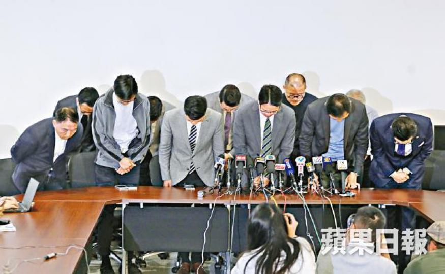■姚松炎在西九敗選,泛民昨下午召開記者會,集體鞠躬向支持者道歉。朱永倫攝■補選曲終人散,姚松炎在居住了逾30年的美孚謝票,與支持者相擁互相安慰。 ■姚松炎在西九敗選,泛民昨下午召開記者會,集體鞠躬向支持者道歉。朱永倫攝■補選曲終人散,姚松炎在居住了逾30年的美孚謝票,與支持者相擁互相安慰。
