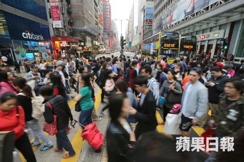 ■呢幾年來,「搵夠好走」,相信已是社會共識。 資料圖片 ■呢幾年來,「搵夠好走」,相信已是社會共識。 資料圖片
