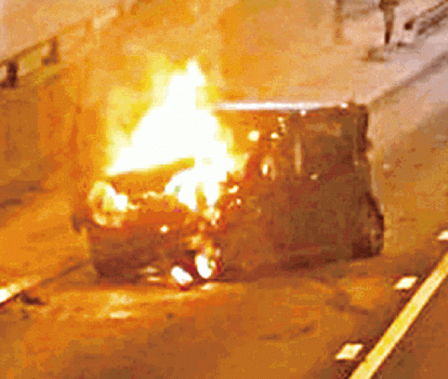 ■一輛沿屯門公路行駛的私家車與旅巴碰撞後全車起火。 ■一輛沿屯門公路行駛的私家車與旅巴碰撞後全車起火。
