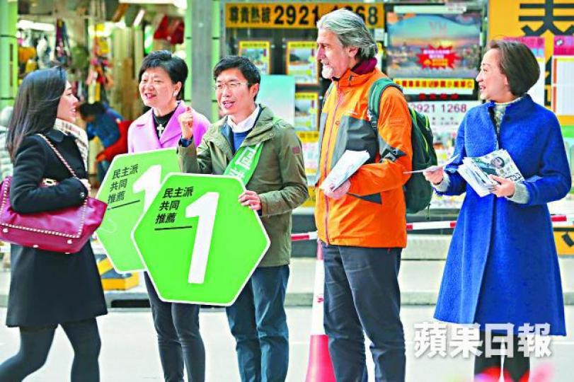 ■區諾軒與民主派早前到海怡拉票。 ■區諾軒與民主派早前到海怡拉票。