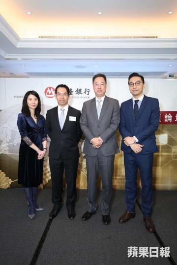 ■蕭啟洪(右二)叫投資者靈活運用《射雕英雄傳》入面打狗棒法兩招式,去捕捉外滙投資機會。 ■蕭啟洪(右二)叫投資者靈活運用《射雕英雄傳》入面打狗棒法兩招式,去捕捉外滙投資機會。