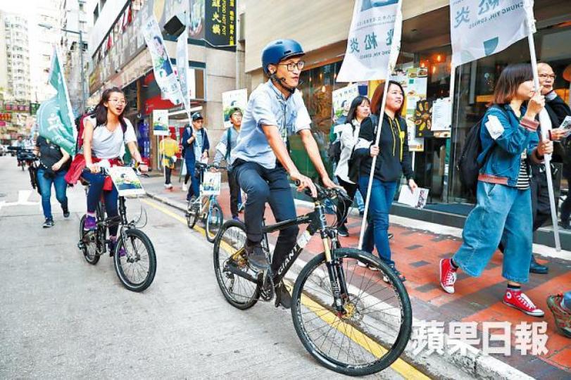 ■朱凱廸前日以單車巡區為姚松炎助選,但被批評拉票方式失誤。 ■朱凱廸前日以單車巡區為姚松炎助選,但被批評拉票方式失誤。