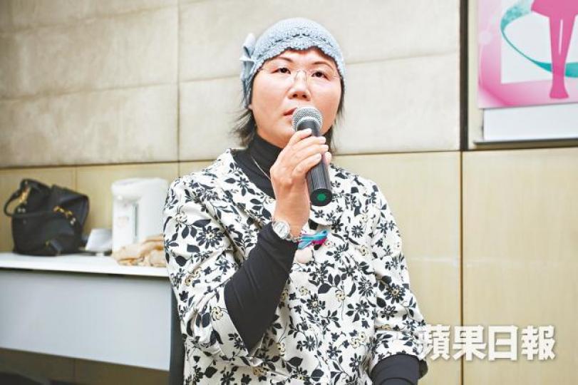 ■曾患卵巢癌的黃小姐指病發初期只感到胃部不適。李潤芳攝 ■曾患卵巢癌的黃小姐指病發初期只感到胃部不適。李潤芳攝