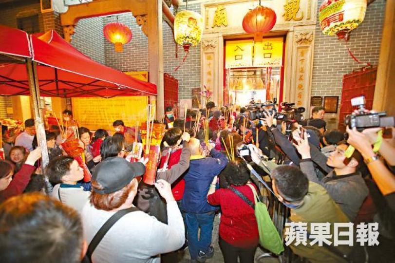 ■踏入11時,善信手持香枝進廟參拜,準備抽開庫利是。黃耀興攝■昨晚9時已有超過500人在遊樂場排隊。■排頭位的麥生周五已開始紮營排隊,終如願借得1.8億,麥太也有1.2億。 ■踏入11時,善信手持香枝進廟參拜,準備抽開庫利是。黃耀興攝■昨晚9時已有超過500人在遊樂場排隊。■排頭位的麥生周五已開始紮營排隊,終如願借得1.8億,麥太也有1.2億。