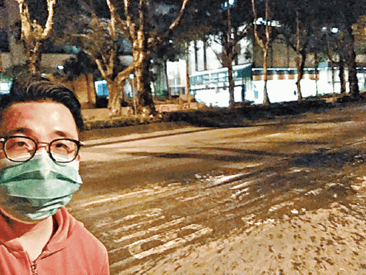 ■吸糞車爆缸臭味籠罩北區,有粉嶺居民特意在「屎路」自拍。 ■吸糞車爆缸臭味籠罩北區,有粉嶺居民特意在「屎路」自拍。