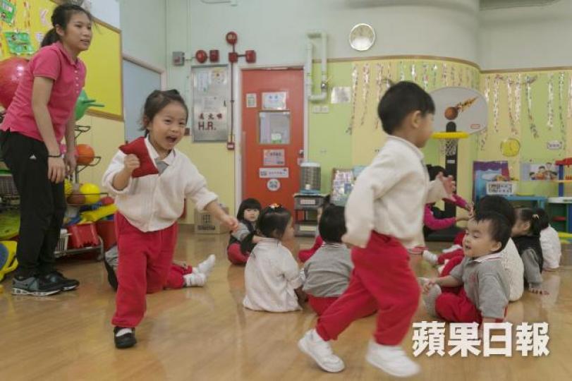 ■政府本學年推行「免費優質幼稚園教育計劃」,幼稚園可按學生人數獲政府資助。 ■政府本學年推行「免費優質幼稚園教育計劃」,幼稚園可按學生人數獲政府資助。