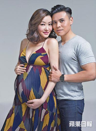 ■上圍升cup嘅Lynn,趁生B前同老公一齊影大肚相。■Lynn話BB每次喺肚入面郁,佢都會好興奮。 ■上圍升cup嘅Lynn,趁生B前同老公一齊影大肚相。■Lynn話BB每次喺肚入面郁,佢都會好興奮。