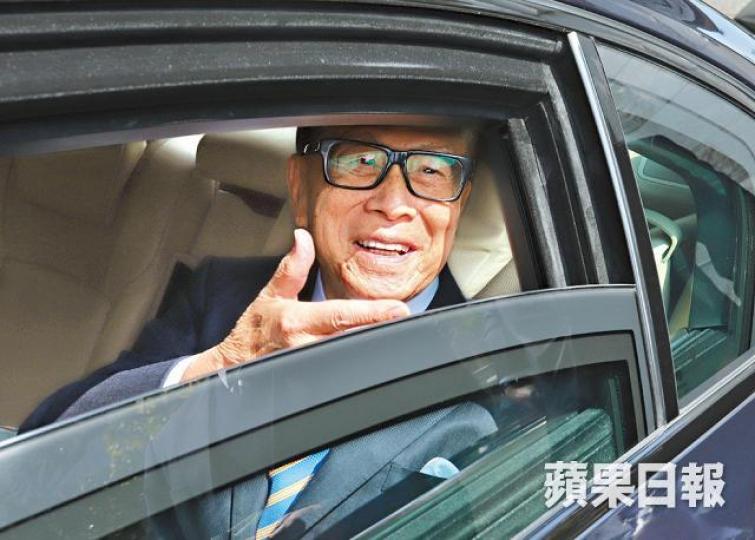 ■李嘉誠乘坐座駕離開大宅時，主動接受記者訪問。譚德潤攝
