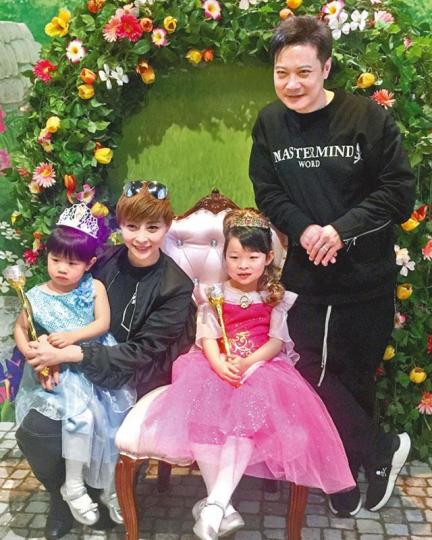 ■湯盈盈夫婦將生日的大女凱晴(右二)扮成睡公主影全家福。互聯網圖片
■湯盈盈夫婦將生日的大女凱晴(右二)扮成睡公主影全家福。互聯網圖片