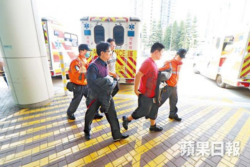 ■3名男職員吸入煙霧不適,送院檢查。 ■3名男職員吸入煙霧不適,送院檢查。
