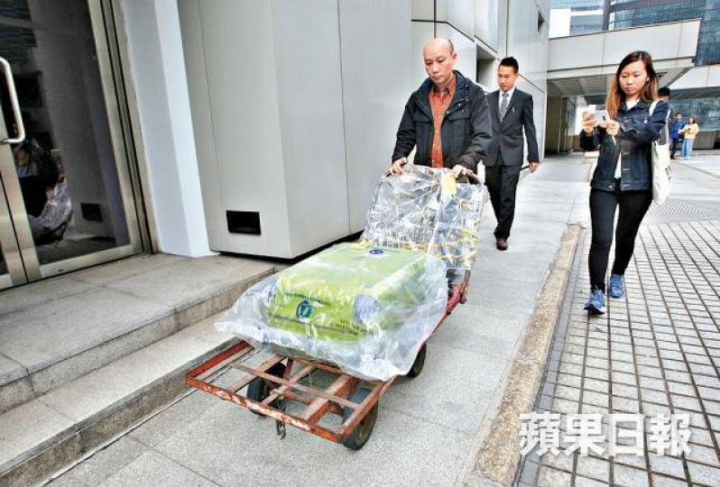 ■警方昨於聆訊後將藏屍行李篋等證物運走。
■警方昨於聆訊後將藏屍行李篋等證物運走。