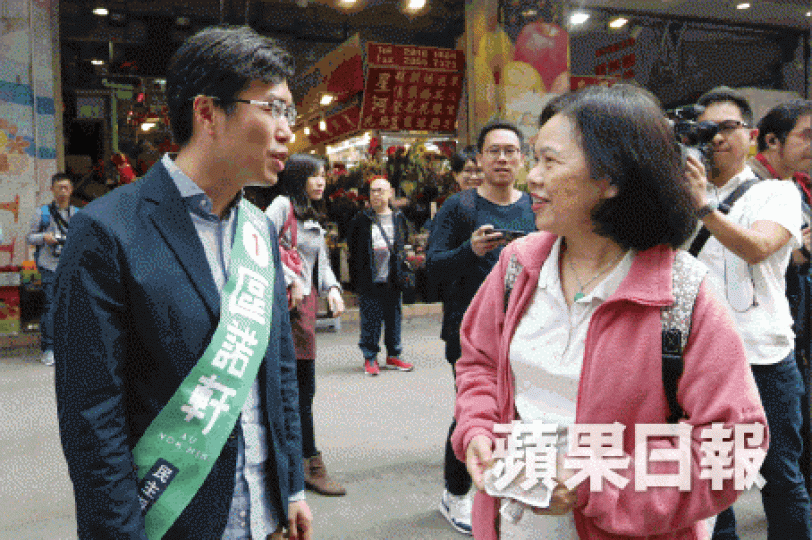 ■區諾軒昨日落區謝票,巿民反應熱烈。
■區諾軒昨日落區謝票,巿民反應熱烈。