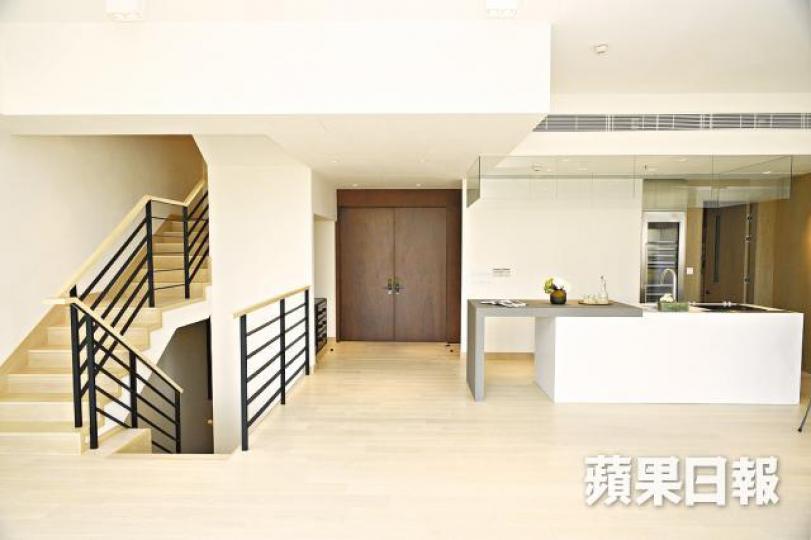 ■單位四房四套間隔連1,282方呎花園。
■單位四房四套間隔連1,282方呎花園。