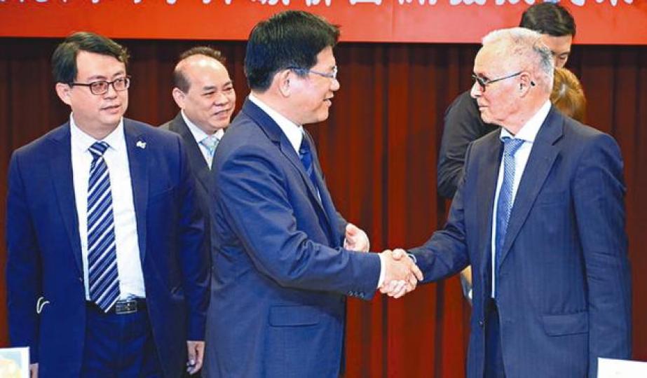 ■台中市長林佳龍上周二與霍夫曼簽署投資備忘錄後握手。台灣《蘋果日報》
■台中市長林佳龍上周二與霍夫曼簽署投資備忘錄後握手。台灣《蘋果日報》
