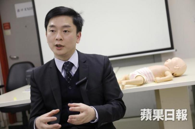 ■蔡振興指出,鯁喉為兒童常見家居意外,建議家長應避免讓兒童一邊跑一邊咀嚼。王心義攝 ■蔡振興指出,鯁喉為兒童常見家居意外,建議家長應避免讓兒童一邊跑一邊咀嚼。王心義攝