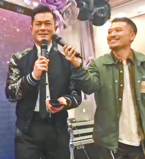 【舉高手】■王梓軒指自己舉手只係yo,並非要求古仔擊掌。互聯網圖片
【舉高手】■王梓軒指自己舉手只係yo,並非要求古仔擊掌。互聯網圖片