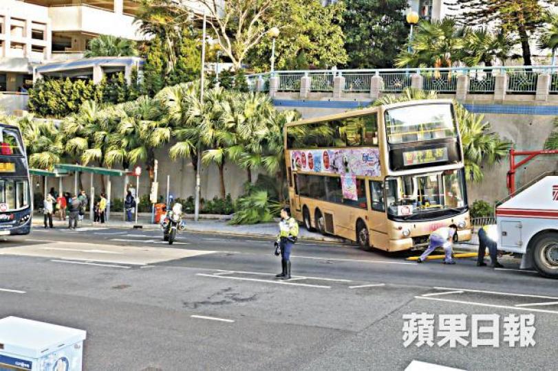 ■九巴死火溜後,車長扭軚鏟上行人路煞停巴士,未至撞向5米後的車站。黃江奇攝
■九巴死火溜後,車長扭軚鏟上行人路煞停巴士,未至撞向5米後的車站。黃江奇攝