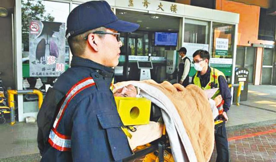 ■疑兇跳渠自殺被救起送院。
■疑兇跳渠自殺被救起送院。
