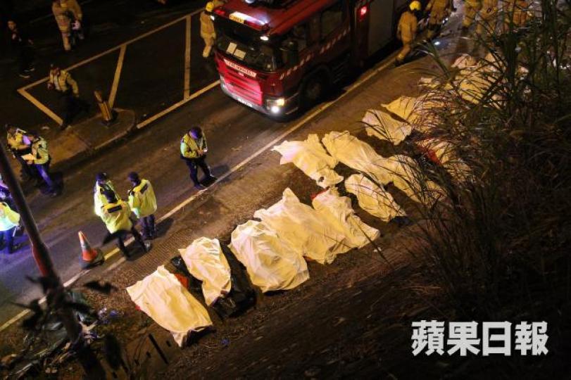 ■大埔公路車禍造成19死逾60人傷,至今仍有8人留醫,有傷者直斥九巴從無主動接觸了解情況。
■大埔公路車禍造成19死逾60人傷,至今仍有8人留醫,有傷者直斥九巴從無主動接觸了解情況。