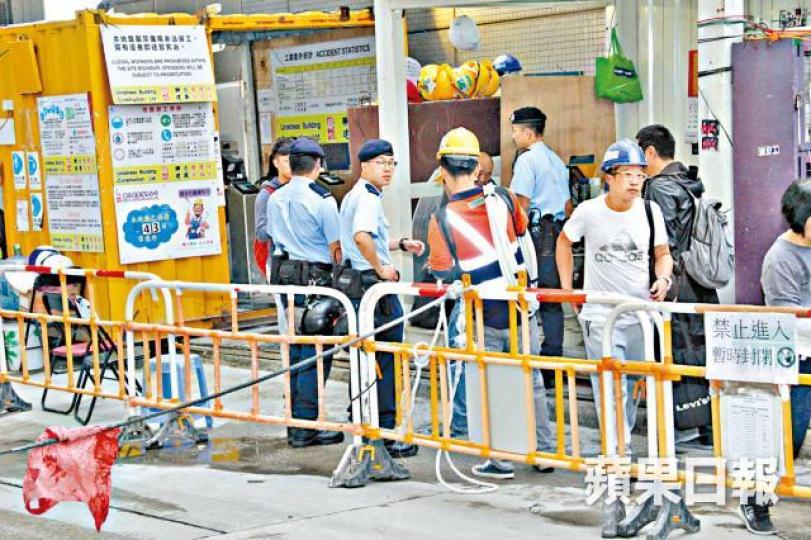 ■警員昨把守海之戀地盤出入口,向每名離開的工人搜身。司徒韋桐攝
■警員昨把守海之戀地盤出入口,向每名離開的工人搜身。司徒韋桐攝