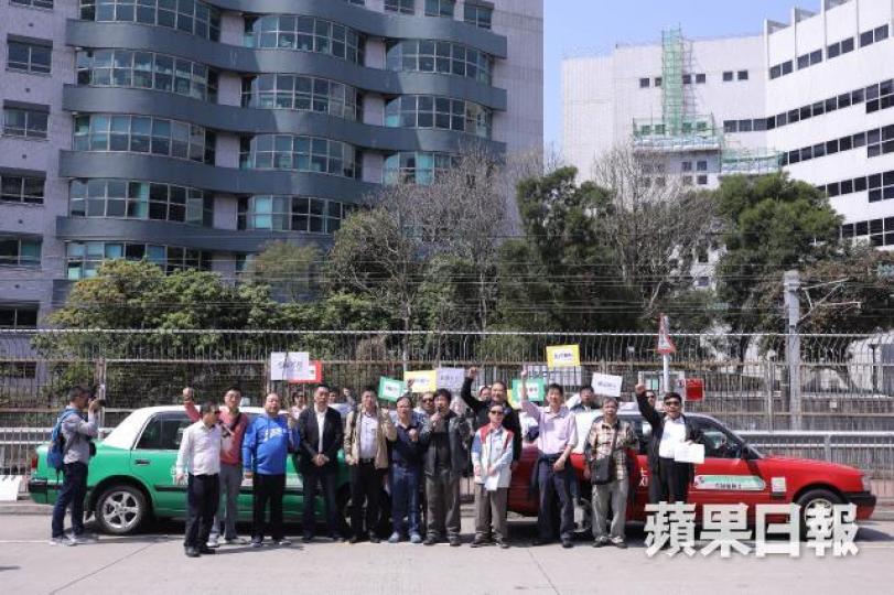 ■的士業界組成「打倒白牌車大聯盟」促局方打擊Uber。王心義攝
■的士業界組成「打倒白牌車大聯盟」促局方打擊Uber。王心義攝