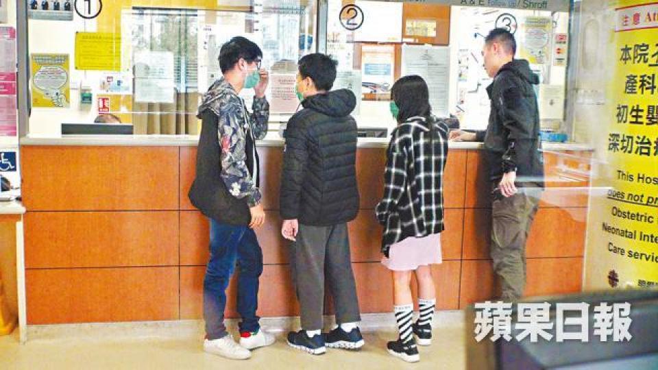■被打傷姊弟（右二及三）及男友人（左一）送院檢查。

