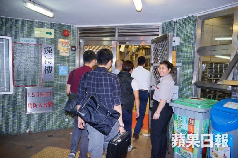 警員到事發大廈調查。資料圖片
警員到事發大廈調查。資料圖片