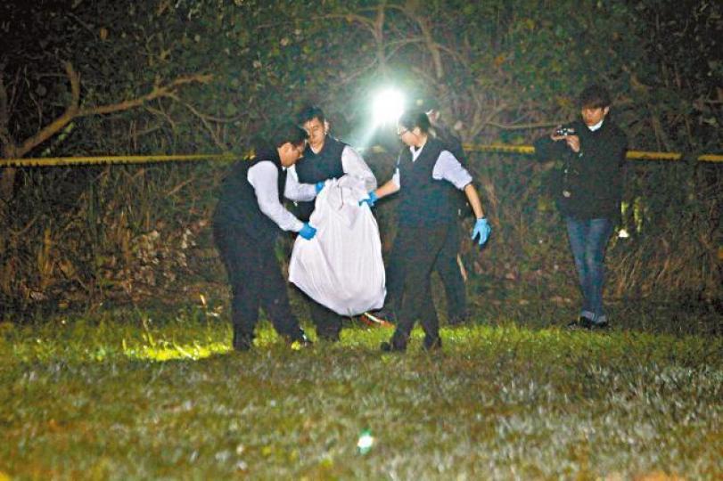 ■台灣警方前晚在竹圍捷運站附近草叢找到女死者遺體。台灣《蘋果日報》
■台灣警方前晚在竹圍捷運站附近草叢找到女死者遺體。台灣《蘋果日報》