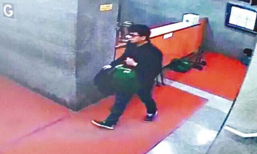 ■被告黃連德在其中一工業大廈偷郵袋的過程被閉路電視拍下。
■被告黃連德在其中一工業大廈偷郵袋的過程被閉路電視拍下。