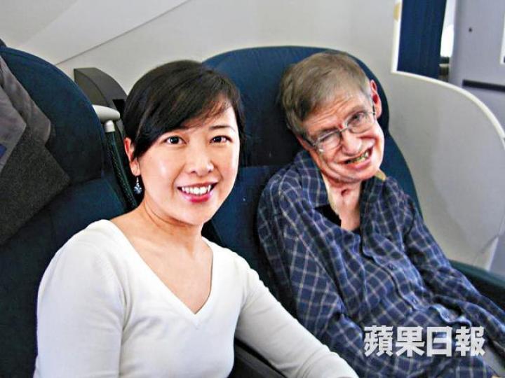 「雖然我無法活動、說話要透過電腦，但在腦海裏，我自由自在。」■霍金2006年訪港時到太平山頂遊覽。
