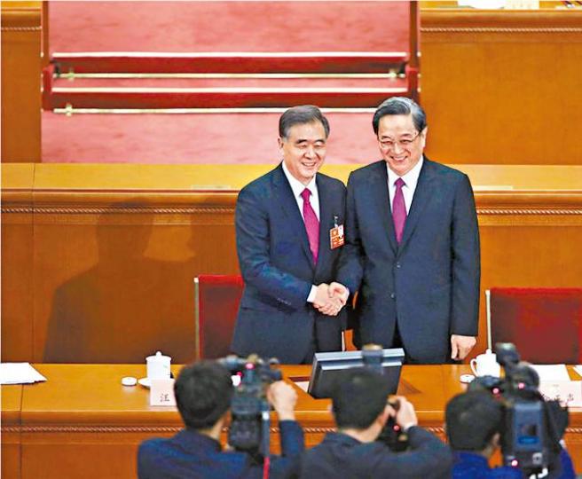 ■記者的長短鏡頭聚焦新一屆全國政協主席台。
■記者的長短鏡頭聚焦新一屆全國政協主席台。