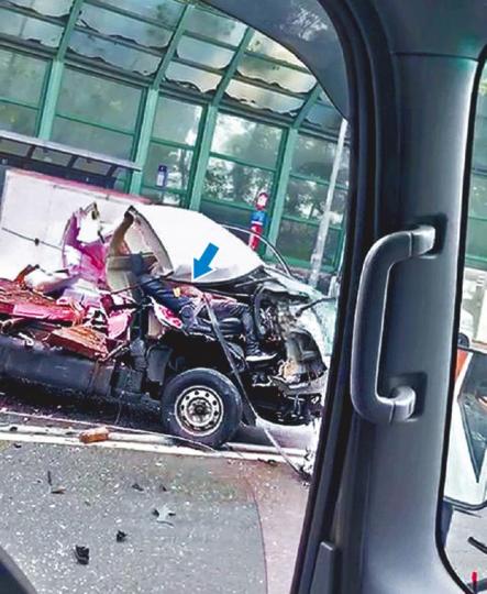 ■冷藏貨車司機(箭嘴示)重傷倒卧駕駛室。讀者提供圖片
■冷藏貨車司機(箭嘴示)重傷倒卧駕駛室。讀者提供圖片
