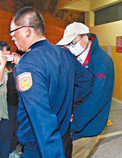 ■死者父親(右)昨在台警員陪同下離開殯儀館。
■死者父親(右)昨在台警員陪同下離開殯儀館。