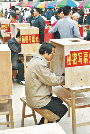 ■汪洋批准烏坎村一人一票選村代表。
■汪洋批准烏坎村一人一票選村代表。