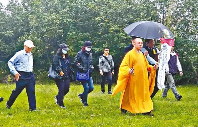 ■潘母（左三）昨抵達台灣，到愛女被棄屍現場路祭。台灣《蘋果日報》
