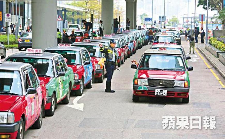 ■經常參與反佔中及反泛民示威活動的曹達明(箭嘴示)昨有參與示威。周子惇攝
■經常參與反佔中及反泛民示威活動的曹達明(箭嘴示)昨有參與示威。周子惇攝