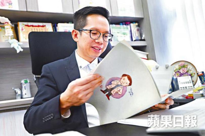 ■麥永接醫生建議為過身至親製作傳記或懷念冊,幫助疏導哀傷情緒。朱永倫攝 ■麥永接醫生建議為過身至親製作傳記或懷念冊,幫助疏導哀傷情緒。朱永倫攝