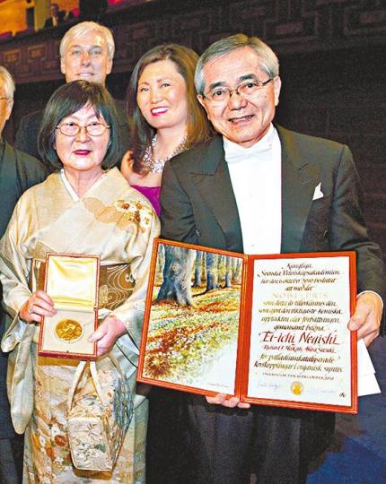 ■根岸英一及妻子在美國遇車禍。
■根岸英一及妻子在美國遇車禍。