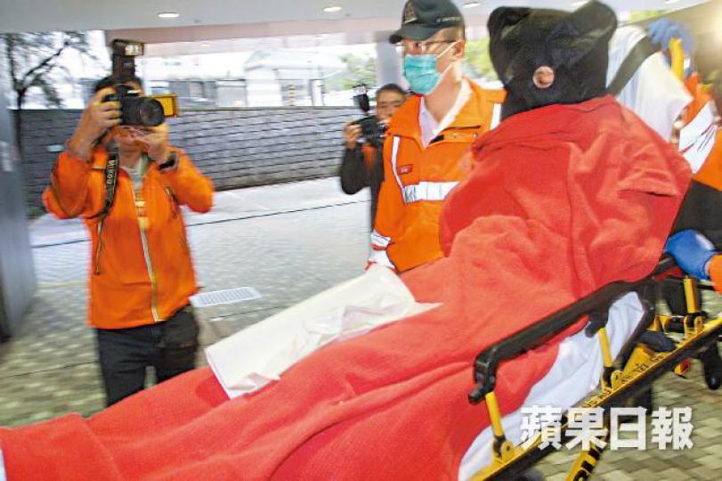 ■搶槍傷警的疑犯昨被捕後蒙頭送院檢驗。黎志偉攝■協助同袍制服疑犯的警長擦傷手。■遭流彈擦傷膝的警員送院敷治。■警方到肇事樓層調查。 ■搶槍傷警的疑犯昨被捕後蒙頭送院檢驗。黎志偉攝■協助同袍制服疑犯的警長擦傷手。■遭流彈擦傷膝的警員送院敷治。■警方到肇事樓層調查。