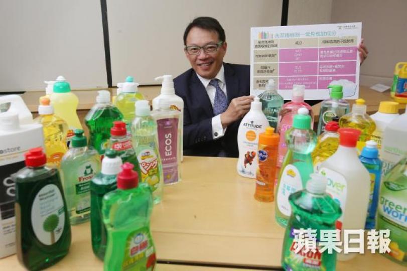 ■消委會檢測市面上35款洗潔精,發現有21款含可致敏防腐劑,部份更標榜「成份天然」硂「不傷手」等。黃耀興攝
■消委會檢測市面上35款洗潔精,發現有21款含可致敏防腐劑,部份更標榜「成份天然」硂「不傷手」等。黃耀興攝