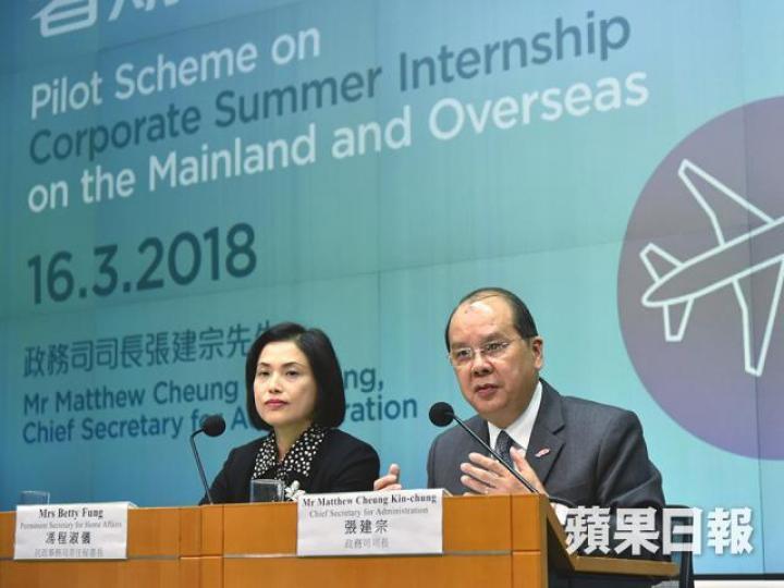 ■張建宗(右)稱會陸續邀請各地企業參與實習先導計劃。政府新聞處圖片
■張建宗(右)稱會陸續邀請各地企業參與實習先導計劃。政府新聞處圖片